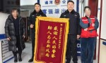 商铺跑水“闹心”，民警帮助“暖心”